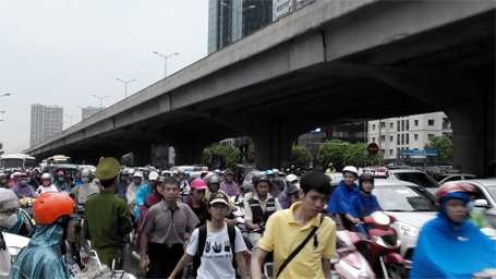 Lực lượng an ninh vất vả điều tiết nhưng vẫn không hạ nhiệt được áp lực giao thông