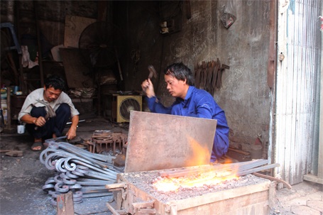 Nhiệt độ nơi làm việc của 2 thợ rèn này lên tới 65-70 độ C