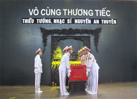 Đưa linh cữu lên xe...