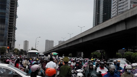 Đường Phạm Hùng dòng người và xe chật cứng  vào cuối giờ chiều nay