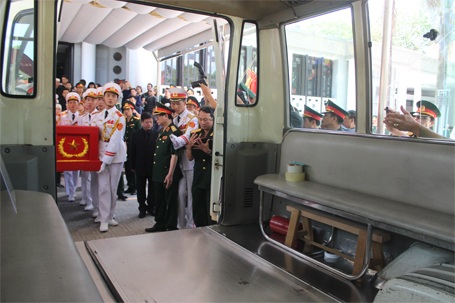 Nước mắt tiếc thương tại lễ tang nhạc sỹ An Thuyên - 8 Đưa linh cữu lên xe...