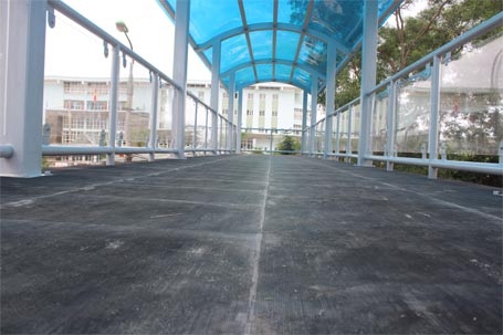 Hà Nội: Cầu vượt ở bệnh viện K "ra đời" sau bức “tâm thư” đã hoàn thành - 4 Sàn cầu vượt được thiết kế 1 lớp chống trơn trượt