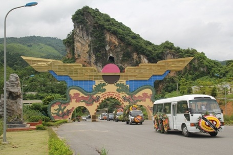 Đoàn xe chở thi hài NSND Đình Quang đến nghĩa trang Lạc Hồng Viên