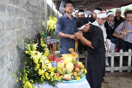 Con trai NSND Đình Quang chắp tay trước di ảnh người cha