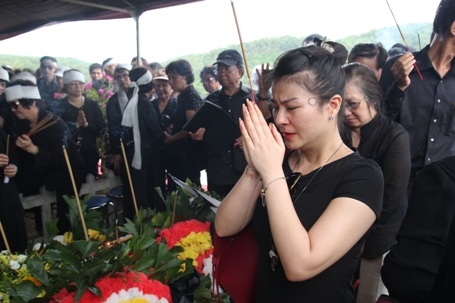 Diễn viên Kim Oanh xúc động trước di ảnh của NSND Đình Quang