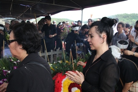 NSND Lan Hương lên thắp hương...