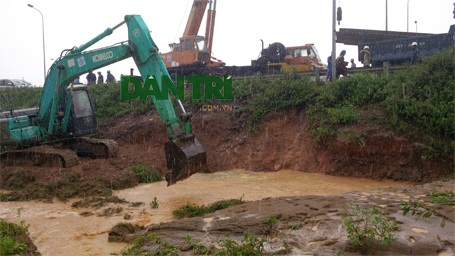 Khắc phục xong sự cố vỡ đường ống nước sạch sông Đà - 1 Hiện trường vụ vỡ đường ống dẫn nước sạch sông Đà lần thứ 11 ngày 21/7/2015