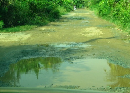 Người dân khốn khổ với tuyến đường giao thông huyết mạch - 2 Người dân khốn khổ với tuyến đường giao thông huyết mạch - 2