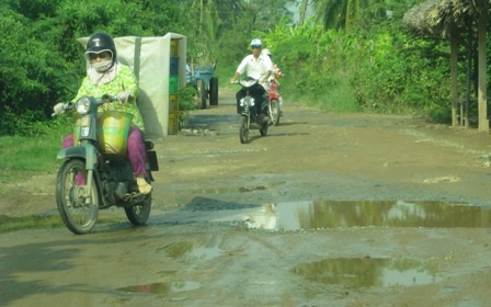 Người dân khốn khổ với tuyến đường giao thông huyết mạch - 3 Người dân khốn khổ với tuyến đường giao thông huyết mạch - 3