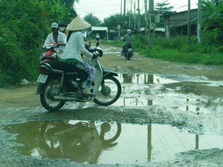 Người dân khốn khổ với tuyến đường giao thông huyết mạch - 4 Người dân khốn khổ với tuyến đường giao thông huyết mạch - 4