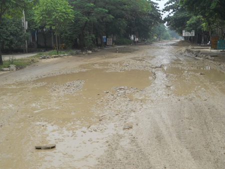 Quốc lộ 12B xuống cấp nghiêm trọng - 4