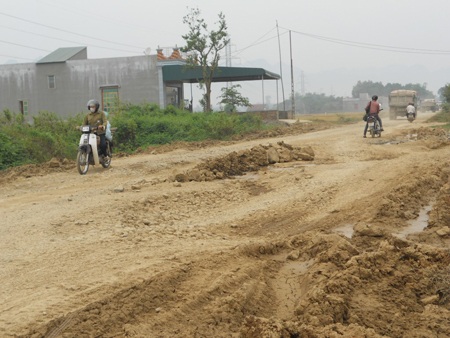 Quốc lộ 12B xuống cấp nghiêm trọng - 3