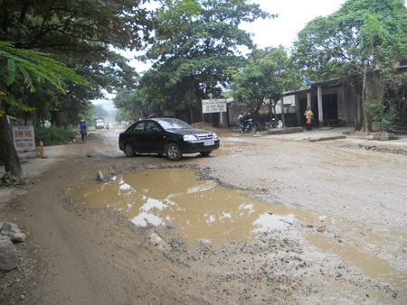 Quốc lộ 12B xuống cấp nghiêm trọng - 2