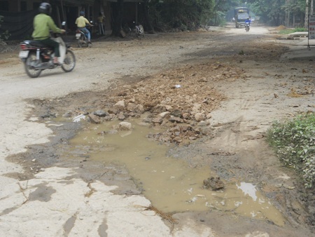 Quốc lộ 12B xuống cấp nghiêm trọng - 1