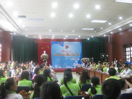 Các thủ khoa “Cùng hòa nhịp con tim” với thanh niên khuyết tật - 1