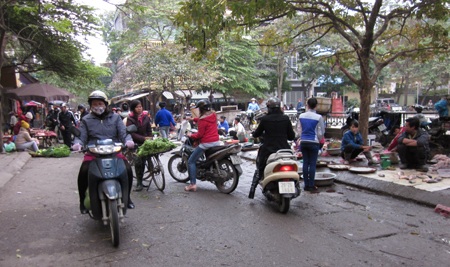 Hà Nội: Người dân khốn khổ vì chợ cóc họp giữa lòng đường - 2 Hà Nội: Người dân khốn khổ vì chợ cóc họp giữa lòng đường - 2