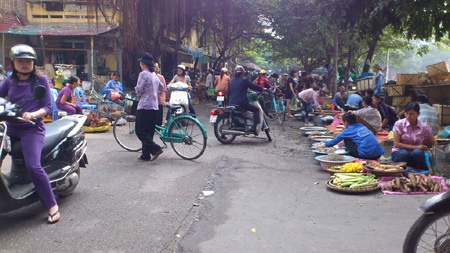 Hà Nội: Người dân khốn khổ vì chợ cóc họp giữa lòng đường - 3 Hà Nội: Người dân khốn khổ vì chợ cóc họp giữa lòng đường - 3