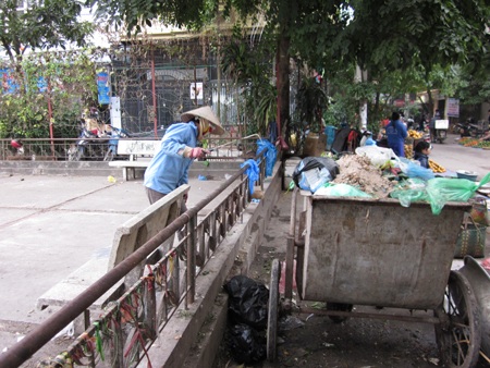 Hà Nội: Người dân khốn khổ vì chợ cóc họp giữa lòng đường - 10 Hà Nội: Người dân khốn khổ vì chợ cóc họp giữa lòng đường - 10