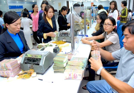 Ngân hàng giao dịch nhầm, khách hàng có phải hoàn lại tiền? - 1 Ngân hàng giao dịch nhầm, khách hàng có phải hoàn lại tiền? - 1