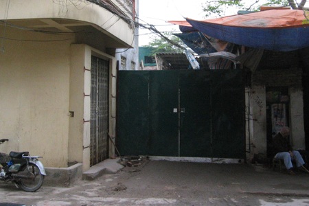 Dân khốn khổ vì lối đi chung bị chặn tại quận Đống Đa