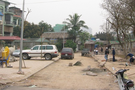 Dân khốn khổ vì lối đi chung bị chặn tại quận Đống Đa