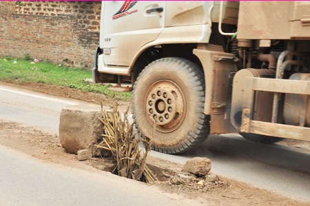 Hãi hùng khi đi qua tuyến đường tử thần tại Sóc Sơn