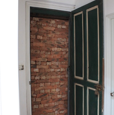 Nhiều tháng qua cửa ra vào nhà ông Thưởng bị bịt chặt, gây nhiều khó khăn trong sinh hoạt hàng ngày