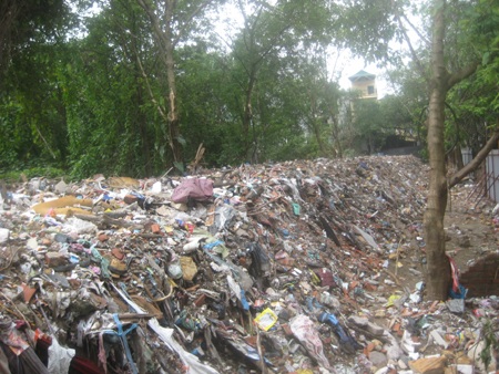 Công ty Môi trường Đô thị Hà Nội đã chuyển đi 400m3 rác - 1 Bãi rác khổng lồ vẫn tồn tại nguyên vẹn, nhưng được dồn, ủi vào phía trong