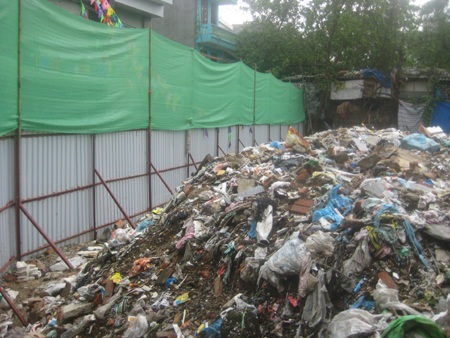 Công ty Môi trường Đô thị Hà Nội đã chuyển đi 400m3 rác - 4 Hàng rào tôn này mới được dựng lên thay thế hàng rào bê tông