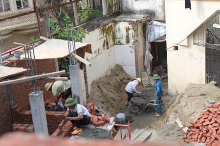 Quang cảnh xây dựng công trình trái phép của gia đình ông Bình diễn ra tấp nập...