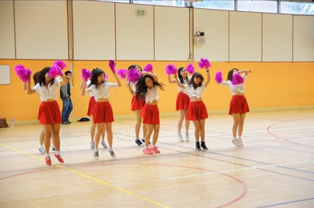 Du học sinh tại Pháp: Hào hứng tranh tài tại giải bóng rổ 2012 - 1 Màn biểu diễn chào mừng sôi động của 9 cổ động viên xinh đẹp!