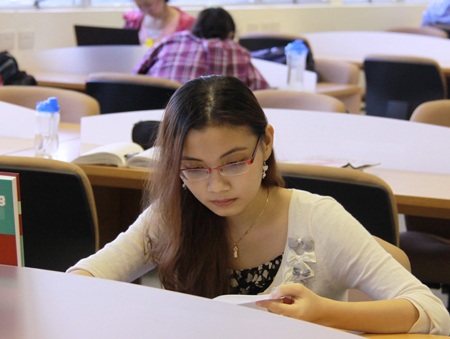 Bí quyết học ngoại ngữ của các siêu sao "săn" học bổng - 1 Mỹ Uyên - nữ chủ nhân của học bổng danh giá chăm chú đọc sách trong thư viện