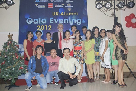 Ấm áp đêm hội Gala 2012 mừng Giáng sinh của cựu du học sinh Anh - 1 Ấm áp đêm hội Gala 2012 mừng Giáng sinh của cựu du học sinh Anh