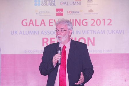 Ấm áp đêm hội Gala 2012 mừng Giáng sinh của cựu du học sinh Anh - 2 Ấm áp đêm hội Gala 2012 mừng Giáng sinh của cựu du học sinh Anh