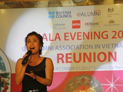 Ấm áp đêm hội Gala 2012 mừng Giáng sinh của cựu du học sinh Anh - 3 Màn biểu diễn văn nghệ cây nhà, lá vườn của các bạn cựu DHS