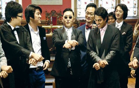 Hào hứng dạy các SV điệu nhảy ngựa