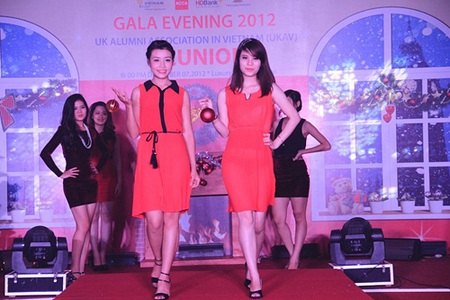Ấm áp đêm hội Gala 2012 mừng Giáng sinh của cựu du học sinh Anh - 4 Các màn diễn thời trang trong đêm Gala để lại ấn tượng tốt