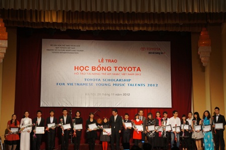 100 suất học bổng âm nhạc được trao cho học sinh Việt Nam - 1 100 học sinh, sinh viên có thành tích học tập xuất sắc vinh dự nhận học bổng.