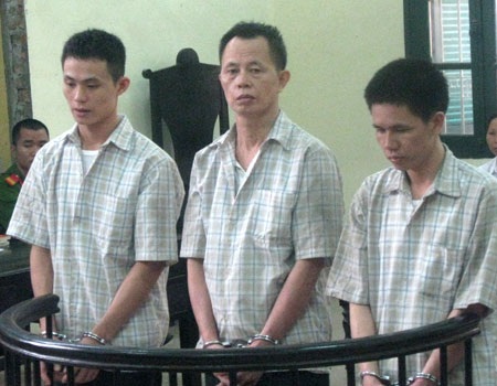 Chống người thi hành công vụ, hai bố con cùng lĩnh án - 1 Ba bị cáo trước vành móng ngựa