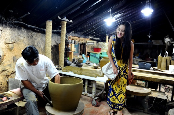 Á hậu Hoàng Anh 2012 thăm làng gốm ở Ulsan