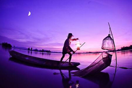 Việt Nam và những khoảnh khắc tuyệt đẹp - 3 Kiểm tra lưới lúc tờ mờ sáng.