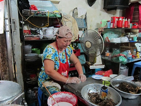 Hấp dẫn món bánh cuốn nhân thịt gà không hàn the phố Hàng Bồ - 1 Hấp dẫn món bánh cuốn nhân thịt gà không hàn the phố Hàng Bồ