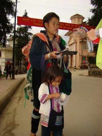 Trở lại Sapa một ngày nắng đẹp - 2 Bé con theo mẹ lên trị trấn bán hàng