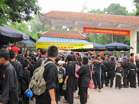 Hà Nội: Quá tải các khu vui chơi dịp lễ 2/9 - 1 Cảnh chờ đợi, xếp hàng mua vé phía ngoài cổng công viên Thủ Lệ