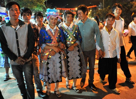 Trai gái Mông rực rỡ váy áo tìm đến nhau trong đêm Cao Nguyên