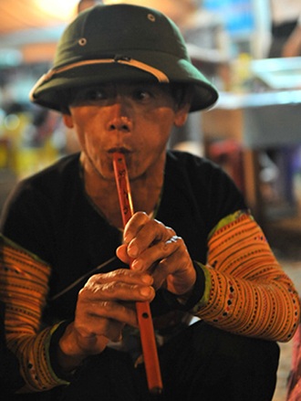 Điệu sáo Mông giữa chợ