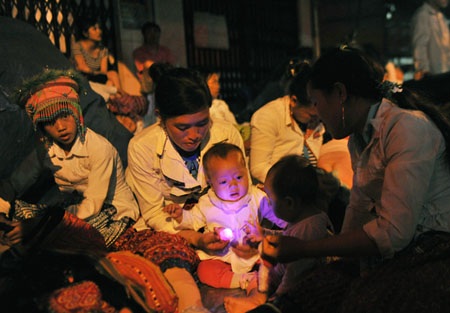 Cả nhà quây quanh cậu quý tử