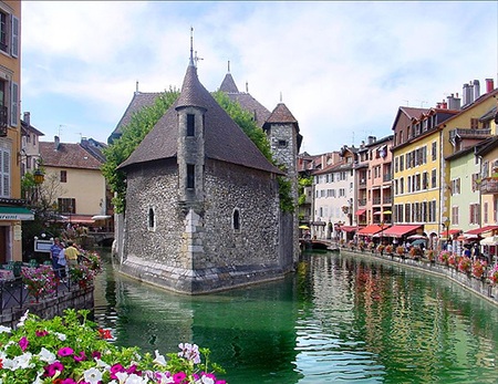 Điểm đặc sắc nhất ở Český Krumlov là tòa lâu đài hoành tráng nằm trên ngọn núi bên cạnh sông Vltava