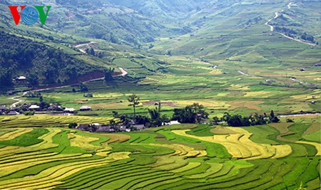 Đồng ruộng, núi đồi, sông suối và quần cư tạo nên bức tranh tuyệt mỹ