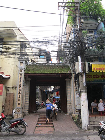 Ghé thăm con phố có nhiều cổng làng nhất Hà Nội - 10 Nhiều cổng làng nằm thọt lỏm giữa các nhà cao tầng.